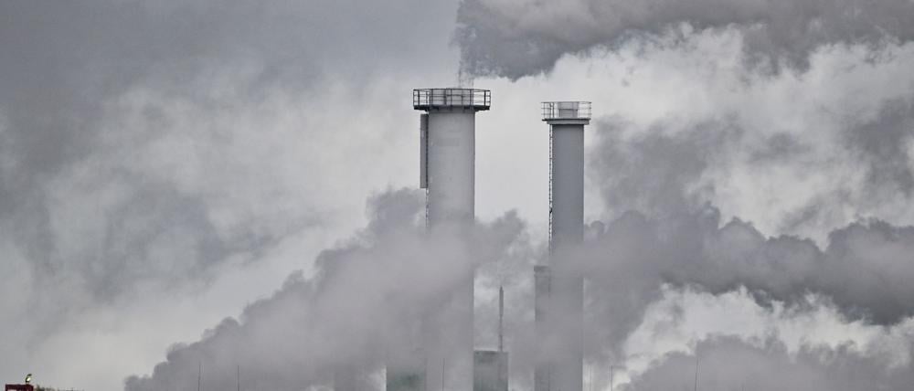 Rauchende Schlote - Im Qualm ist oft CO2 enthalten. (Archivbild)