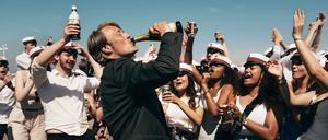 ARD Degeto DER RAUSCH, "Druk", am Sonntag (23.11.25) um 23:35 Uhr im ERSTEN. Plötzlich geht alles wieder: Martin (Mads Mikkelsen) liebt den Rausch. © Degeto/Weltkino Filmverleih/Henrik Ohsten, honorarfrei - Verwendung gemäß der AGB im engen inhaltlichen, redaktionellen Zusammenhang mit genannter Degeto-Sendung und bei Nennung "Bild: Degeto/Weltkino Filmverleih/Henrik Ohsten" (S2+). ARD Degeto/Programmplanung und Presse, Tel: 069/1509-335, degeto-presse@degeto.de