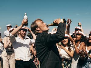 ARD Degeto DER RAUSCH, "Druk", am Sonntag (23.11.25) um 23:35 Uhr im ERSTEN. Plötzlich geht alles wieder: Martin (Mads Mikkelsen) liebt den Rausch. © Degeto/Weltkino Filmverleih/Henrik Ohsten, honorarfrei - Verwendung gemäß der AGB im engen inhaltlichen, redaktionellen Zusammenhang mit genannter Degeto-Sendung und bei Nennung "Bild: Degeto/Weltkino Filmverleih/Henrik Ohsten" (S2+). ARD Degeto/Programmplanung und Presse, Tel: 069/1509-335, degeto-presse@degeto.de