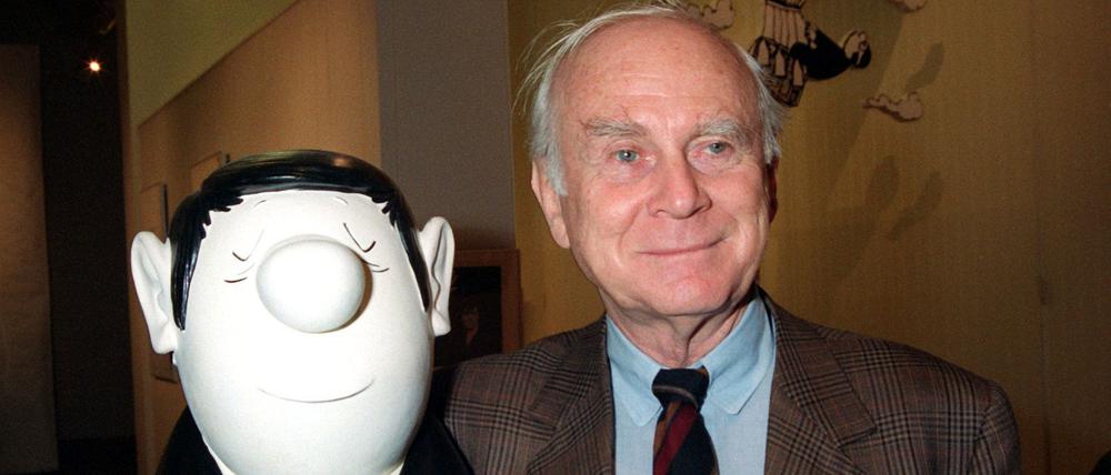 Vicco von Bülow (1923-2011) alias Loriot mit einer Figur des Knochennasenmanns - ein Markenzeichen des großen Humoristen. (Archivbild)