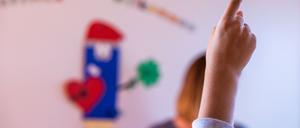 Ein Schüler meldet sich im Klassenraum.