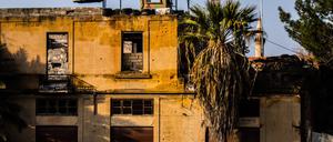 Blick nach Nord-Nikosia mit Flaggen der Türkei und „Türkischen Republik Nordzypern“. 