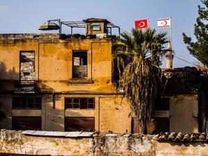 Blick nach Nord-Nikosia mit Flaggen der Türkei und „Türkischen Republik Nordzypern“. 