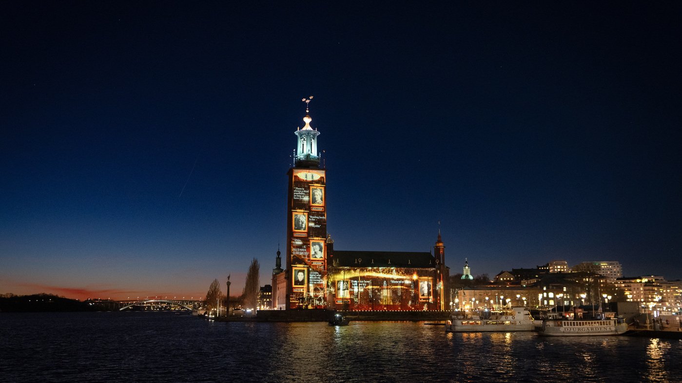 Auf-den-Spuren-von-Alfred-Nobel-in-Schweden-Blo-nicht-stolpern-auf-der-Rathaustreppe