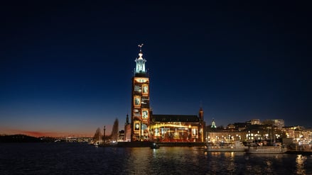 Beleuchtetes Rathaus von Stockholm anlässlich des Nobelpreises. 