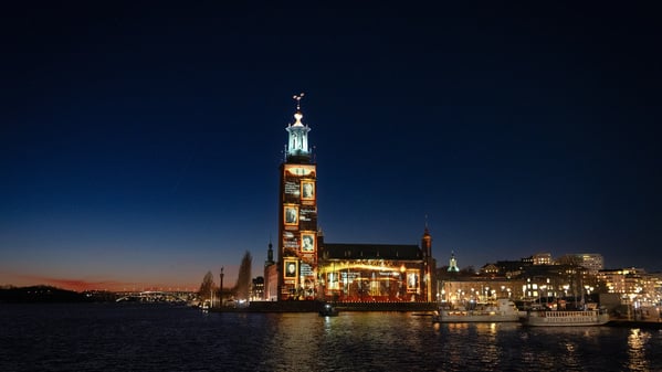 Beleuchtetes Rathaus von Stockholm anlässlich des Nobelpreises.