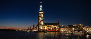 Beleuchtetes Rathaus von Stockholm anlässlich des Nobelpreises. 