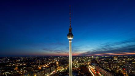 Blick auf den Fernsehturm in Berlin.