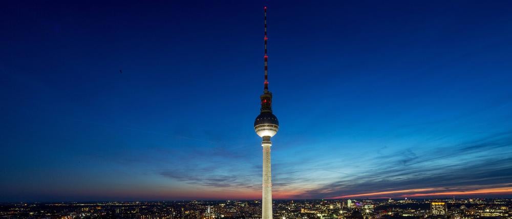 Blick auf den Fernsehturm in Berlin.