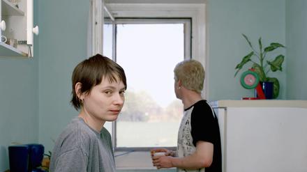 Auf den zwischen 2009 und 2012 entstandenen Bildern von Stephanie Steinkopf wirken die Menschen völlig unbeobachtet. Für die Bilderserie „Manhattan“ tauchte die Fotografin jahrelang in den Mikrokosmos einer Plattenbausiedlung ein.