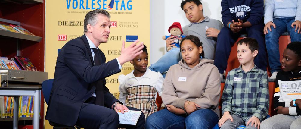 Kanzleramtschef Thorsten Frei (CDU) war zu Besuch in der Robert-Reinick-Grundschule.
