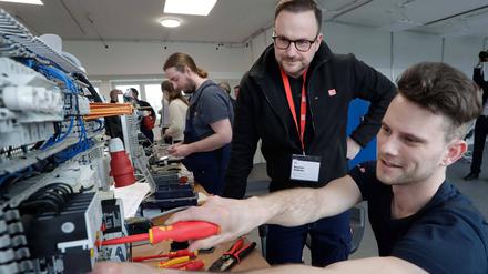 Ein Betrieb bildet aus, der andere nicht. Die Ausbildungsumlage soll die Kosten verteilen, wird aber von Arbeitgeberverbänden abgelehnt.