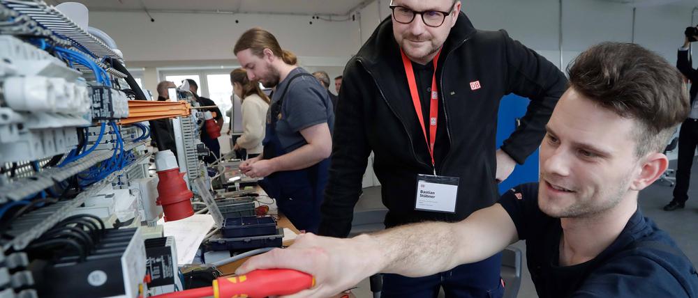 Ein Betrieb bildet aus, der andere nicht. Die Ausbildungsumlage soll die Kosten verteilen, wird aber von Arbeitgeberverbänden abgelehnt.