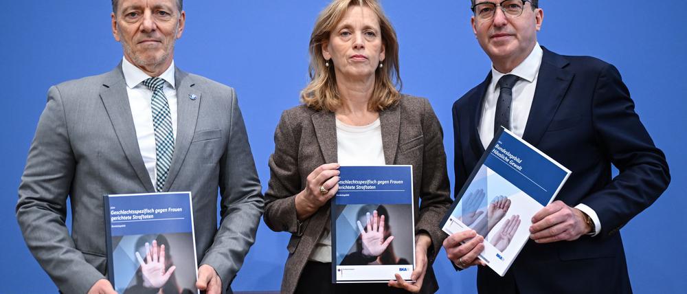 BKA-Präsident Holger Münch, Bundesfamilienministerin Karin Prien (CDU) und Bundesinnenminister Alexander Dobrindt (CSU) präsentieren in Berlin zwei Sonderauswertungen der Polizeistatistik: Ein Bundeslagebild zu häuslicher Gewalt und ein Lagebild zu Straftaten gegen Frauen.