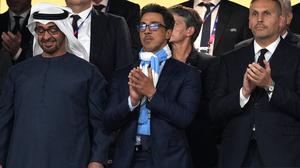 Manchester City-Besitzer Scheich Mansour (Mitte).