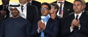 Manchester City-Besitzer Scheich Mansour (Mitte).