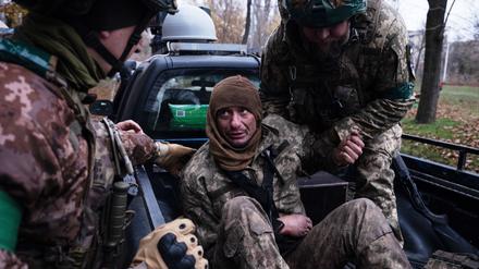 Ukrainische Soldaten evakuieren einen verwundeten Kameraden von der Front. 