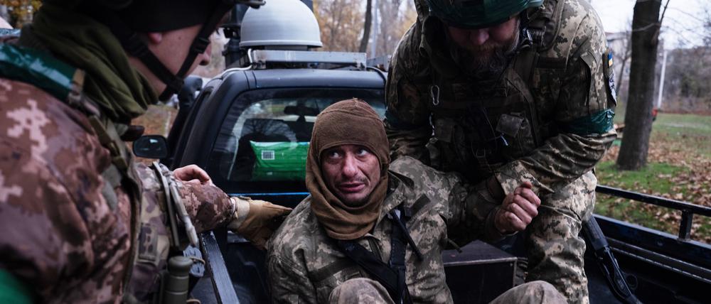 Ukrainische Soldaten evakuieren einen verwundeten Kameraden von der Front. 