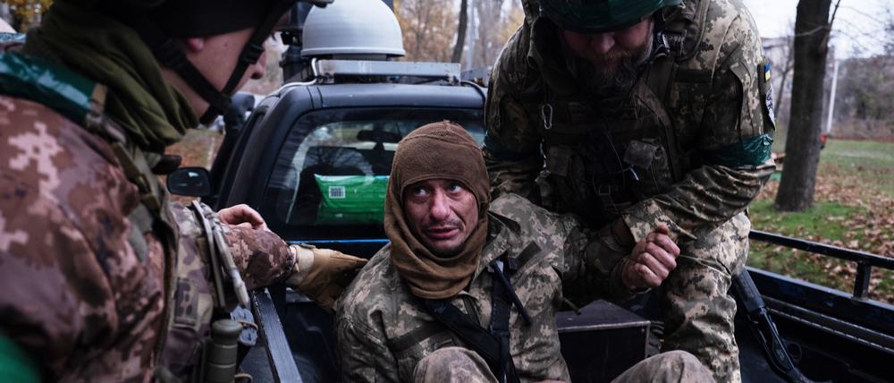 Ukrainische Soldaten evakuieren einen verwundeten Kameraden von der Front. 