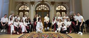 Der Chor „Homin“ im Orgelhaus seiner Heimatstadt Lwiw. Vorn der traditionelle Teppich, den sie auch auf der Tour dabeihaben.