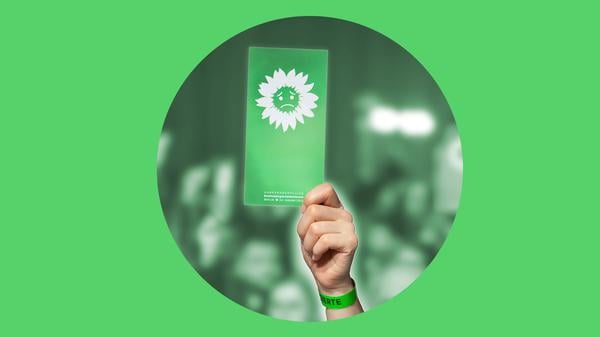 Eine Hand mit einer Stimmkarte der Grünen (Symbolbild)