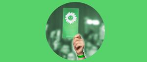 Eine Hand mit einer Stimmkarte der Grünen (Symbolbild)