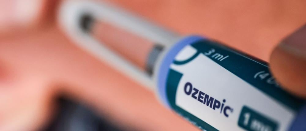 Ein Mann spritzt sich zur Behandlung von Typ-2-Diabetes mit einer Spritze das Medikament Ozempic in den Bauch. (gestellte Szene)