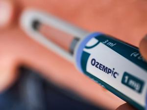 Ein Mann spritzt sich zur Behandlung von Typ-2-Diabetes mit einer Spritze das Medikament Ozempic in den Bauch. (gestellte Szene) 