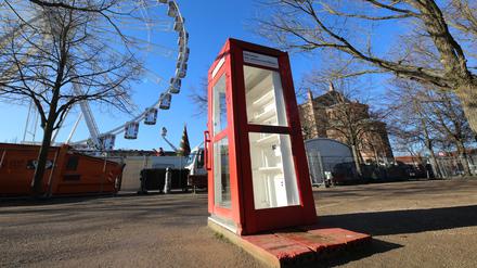 Die zerstörte Bücherbox auf dem Bassinplatz hat neue Fenster erhalten.