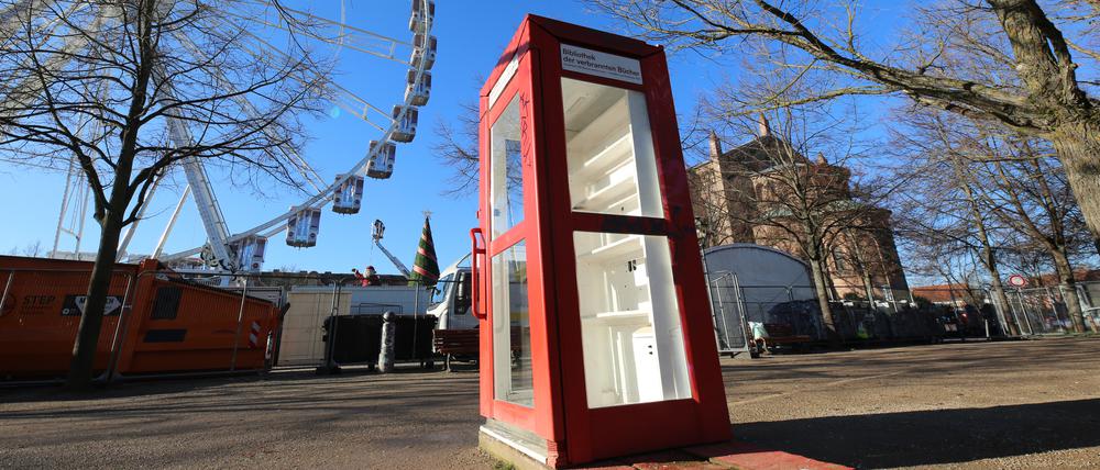 Die zerstörte Bücherbox auf dem Bassinplatz hat neue Fenster erhalten.
