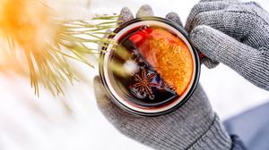 Heute wird Glühwein gerne auf Weihnachtsmärkten getrunken, doch seine Tradition reicht schon zurück bis zu den alten Römern.