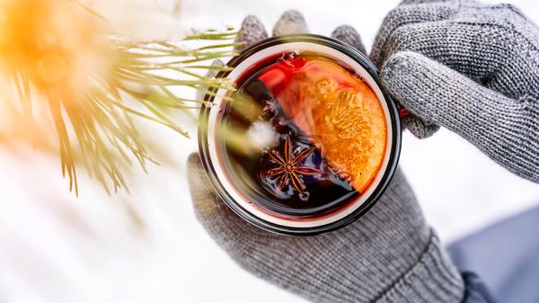 Heute wird Glühwein gerne auf Weihnachtsmärkten getrunken, doch seine Tradition reicht schon zurück bis zu den alten Römern.