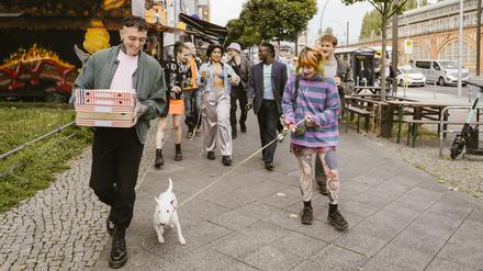 Passanten an der Warschauer Straße.