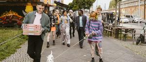 Passanten an der Warschauer Straße.