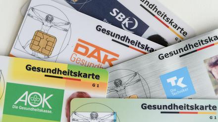Gesundheitskarten verschiedener Krankenkassen liegen auf einem Tisch. Der Bundesrat bremst das Sparpaket für stabile Krankenkassenbeiträge vorerst aus. 