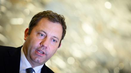 Lars Klingbeil (SPD), Bundesminister der Finanzen, äußert sich gegenüber Medienvertretern im Hotel Shangri-La zum Abschluss seiner Asien-Reise. Bundesfinanzminister Klingbeil besucht bei seiner viertägigen Asien-Reise China und Singapur. 