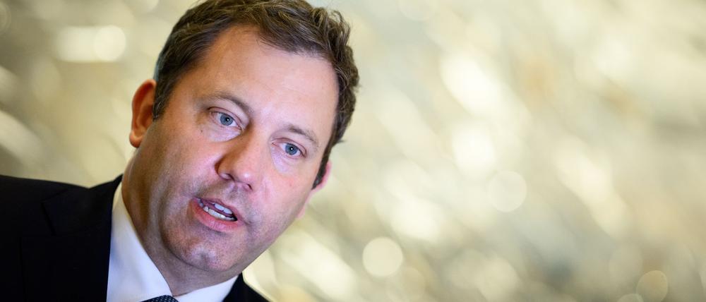 Lars Klingbeil (SPD), Bundesminister der Finanzen, äußert sich gegenüber Medienvertretern im Hotel Shangri-La zum Abschluss seiner Asien-Reise. Bundesfinanzminister Klingbeil besucht bei seiner viertägigen Asien-Reise China und Singapur.