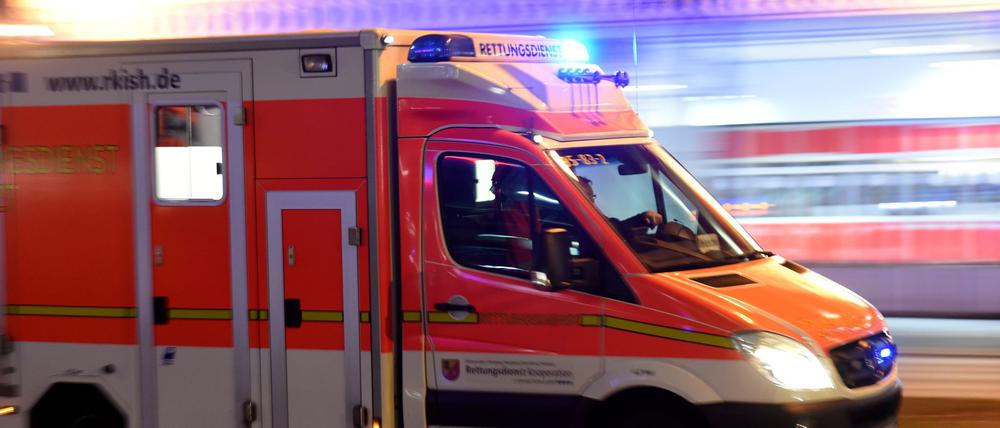 Das Mädchen wurde an einem Kreisverkehr überrollt. (Symbolbild)