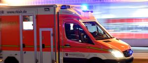 Das Mädchen wurde an einem Kreisverkehr überrollt. (Symbolbild)