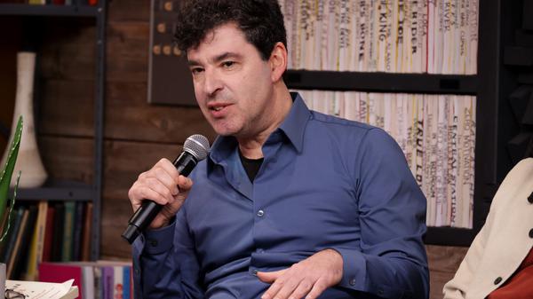 Jason Stanley ist als linker Intellektueller auch in der Kulturszene bekannt: 2023 war er bei einer Diskussion des Sundance Film Festival in Utah zu Gast.