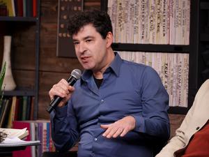 Jason Stanley ist als linker Intellektueller auch in der Kulturszene bekannt: 2023 war er bei einer Diskussion des Sundance Film Festival in Utah zu Gast.