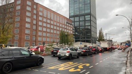 Der Stau nach der A100-Abfahrt, zwischen der Elsenstraße und der Elsenbrücke.