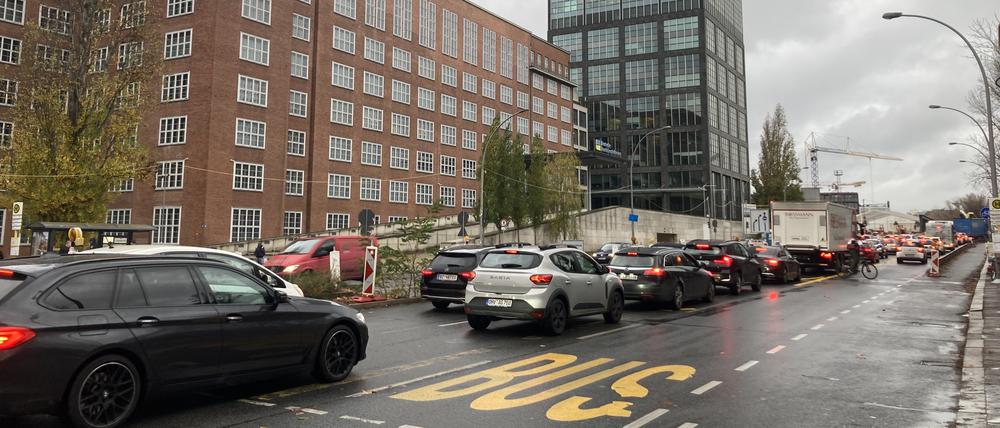 Der Stau nach der A100-Abfahrt, zwischen der Elsenstraße und der Elsenbrücke.