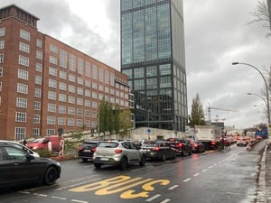 Der Stau nach der A100-Abfahrt, zwischen der Elsenstraße und der Elsenbrücke.