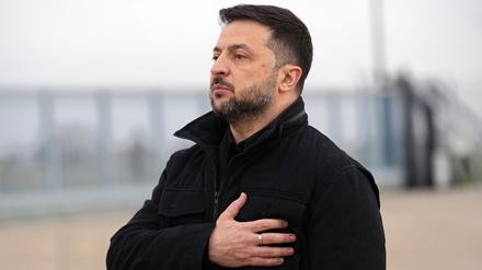 dpatopbilder - 17.11.2025, Frankreich, Villacoublay: Der ukrainische Präsident Wolodymyr Selenskyj hört bei seiner Ankunft auf dem Luftwaffenstützpunkt Villacoublay bei Paris die Nationalhymnen. Foto: Christophe Ena/Pool AP/dpa +++ dpa-Bildfunk +++