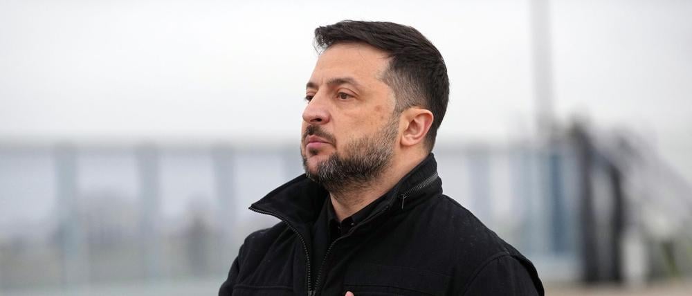 dpatopbilder - 17.11.2025, Frankreich, Villacoublay: Der ukrainische Präsident Wolodymyr Selenskyj hört bei seiner Ankunft auf dem Luftwaffenstützpunkt Villacoublay bei Paris die Nationalhymnen. Foto: Christophe Ena/Pool AP/dpa +++ dpa-Bildfunk +++