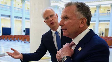 Auf diesem von der staatlichen russischen Nachrichtenagentur Sputnik via AP veröffentlichten Foto, begrüßt der Kreml-Unterhändler Kirill Dmitrijew (l) den Sondergesandten von US-Präsident Trump, Steve Witkoff, zu den Gesprächen mit dem russischen Präsidenten in St. Petersburg.