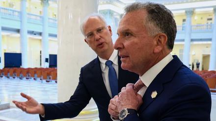 Auf diesem von der staatlichen russischen Nachrichtenagentur Sputnik via AP veröffentlichten Foto, begrüßt der Kreml-Unterhändler Kirill Dmitrijew (l) den Sondergesandten von US-Präsident Trump, Steve Witkoff, zu den Gesprächen mit dem russischen Präsidenten in St. Petersburg.