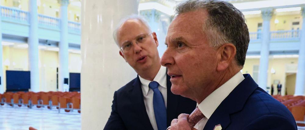 Auf diesem von der staatlichen russischen Nachrichtenagentur Sputnik via AP veröffentlichten Foto, begrüßt der Kreml-Unterhändler Kirill Dmitrijew (l) den Sondergesandten von US-Präsident Trump, Steve Witkoff, zu den Gesprächen mit dem russischen Präsidenten in St. Petersburg.