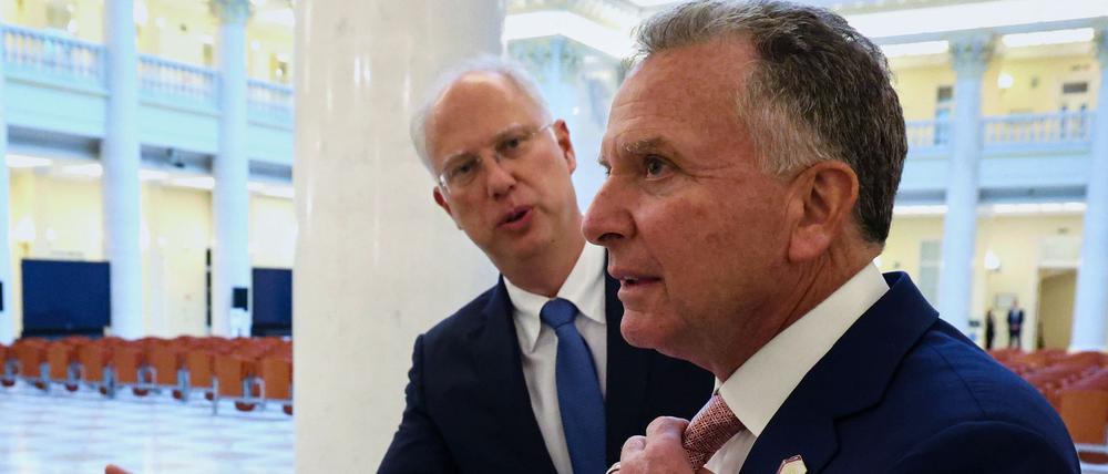 Auf diesem von der staatlichen russischen Nachrichtenagentur Sputnik via AP veröffentlichten Foto, begrüßt der Kreml-Unterhändler Kirill Dmitrijew (l) den Sondergesandten von US-Präsident Trump, Steve Witkoff, zu den Gesprächen mit dem russischen Präsidenten in St. Petersburg.